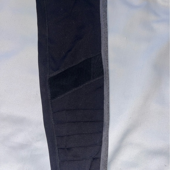 Avia Black Lwggings Grey Stripe On Sides Sheer Stripes on Leg Size Small - Picture 6 of 7